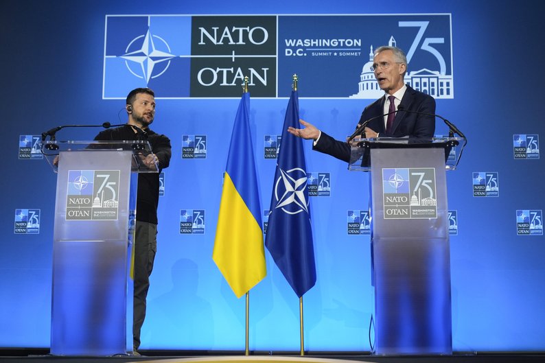 Президент України Володимир Зеленський і Генсекретар НАТО Єнс Столтенберг під час пресконференції на саміті НАТО у Вашингтоні