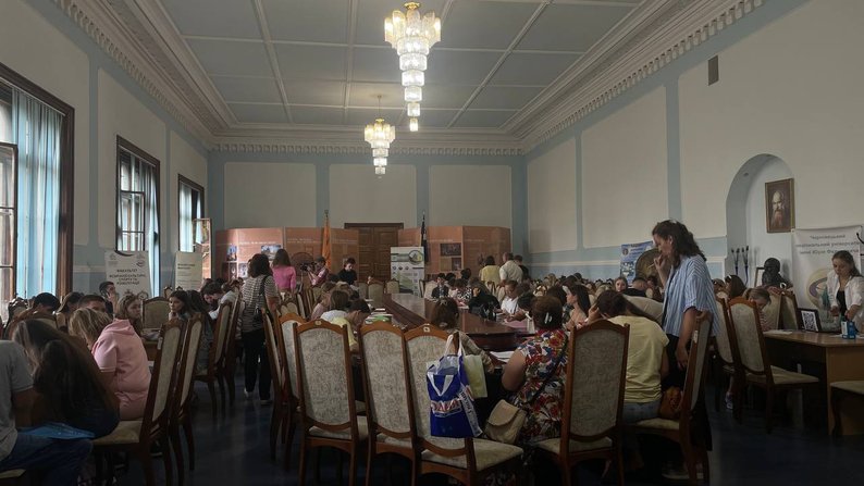 Отримали на сім тисяч заяв більше, ніж минулого року: абітурієнти по декілька годин чекають у черзі біля ЧНУ