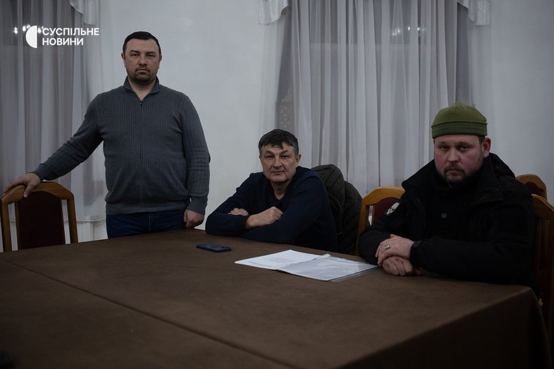 Депутат Корсунь-Шевченківської міськради Віталій Сторожук (ліворуч) з помічниками