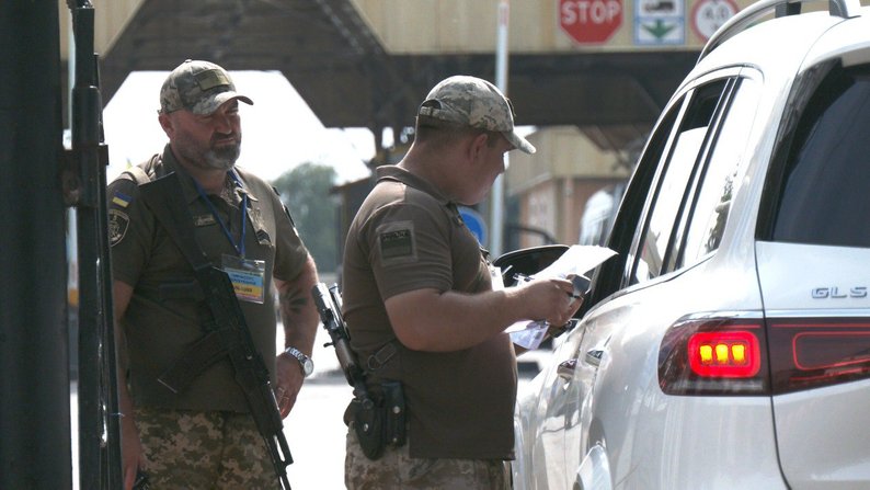 Нові правила виїзду для чоловіків 18-22 років за кордон: яка ситуація на пункті пропуску на Вінниччині