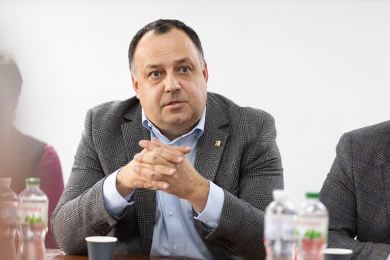 Як часто і до яких країн їздять у відрядження за кордон депутати Закарпатської обласної ради