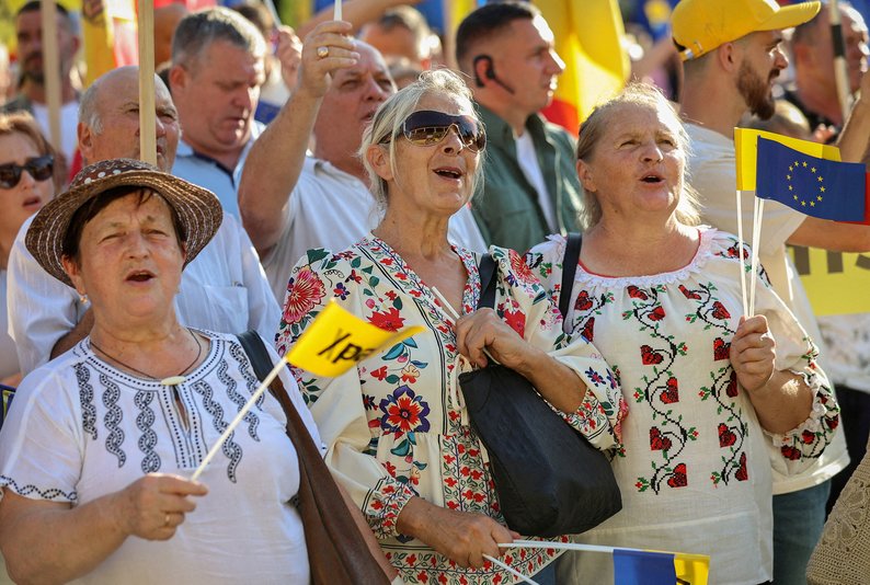 Люди на мітингу, присвяченому запуску передвиборчої кампанії президентки Санду "Дія та солідарність" (PAS) напередодні парламентських виборів, Кишинев, Молдова, 29 серпня 2025 року