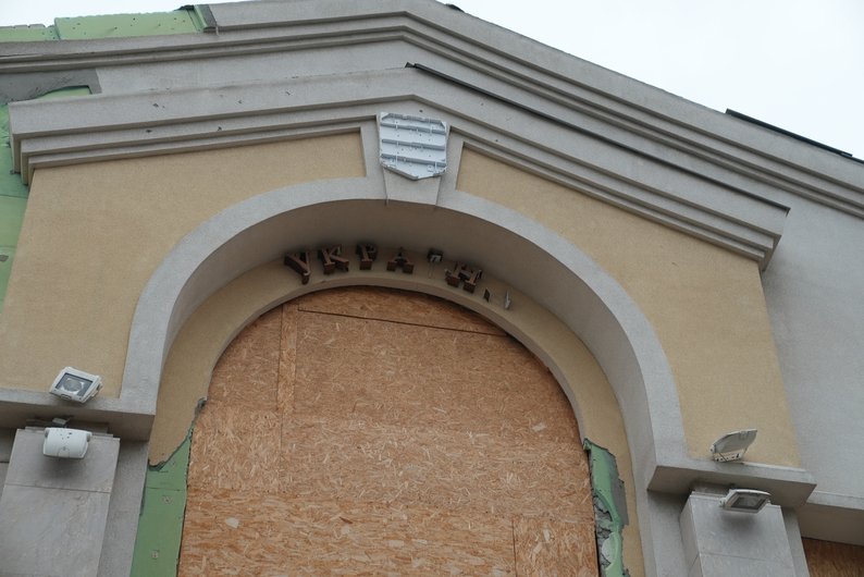 У Сумах демонтують частину пошкодженого ракетною атакою корпусу СумДУ
