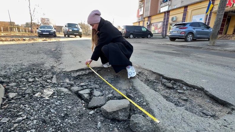 "Обережно, вибоїни!": у Луцьку водії скаржаться на стан доріг. Де стартував аварійний ремонт