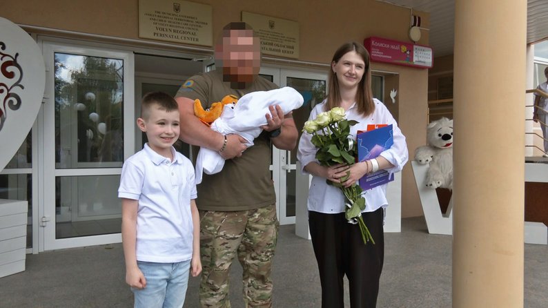 Побратими загиблого бійця зустріли під час виписки в Луцьку його дружину й новонародженого сина
