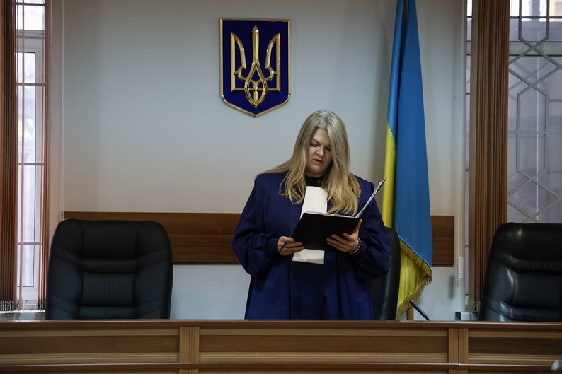 Суддя Шевченківського райсуду Києва Антоніна Кваша зачитує рішення про продовження тримання під вартою журналістку з Білорусі Інні Кардаш, яку в січні затримали за підозрою в шпигунстві на користь КДБ. Київ, 18 березня 2026 року