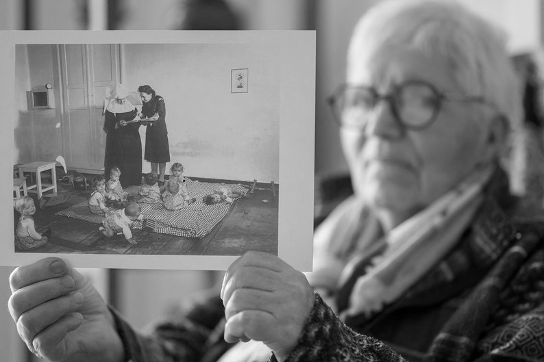 Жізель Ньянго, яка народилася 11 жовтня 1943 року в пологовому будинку Lebensborn у Бельгії, одному з багатьох, створених німецьким нацистським режимом для "розширення арійської раси", показує фотографію зі свого дитинства в Lebensborn в Індерсдорфі