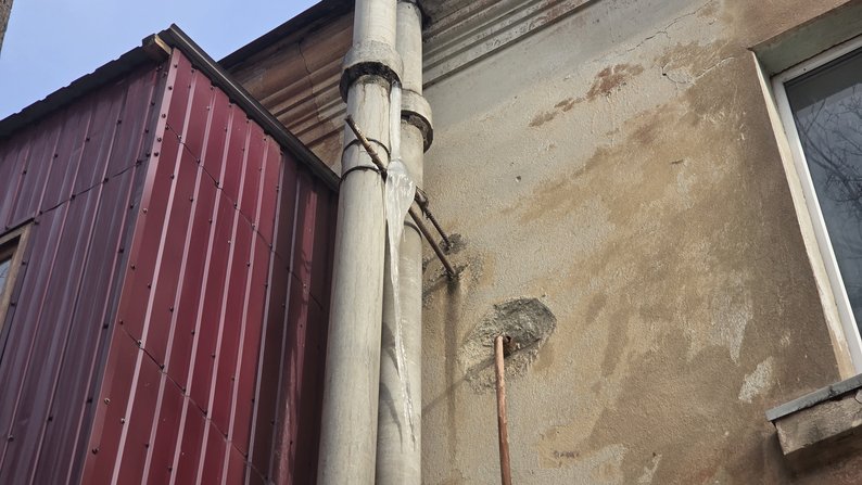Труба, на якій утворилася велика бурулька