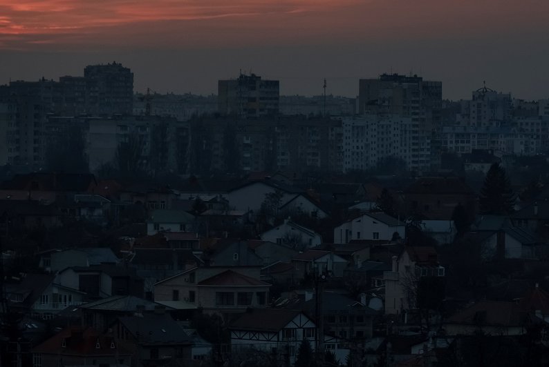 Повністю знеструмлена Одеса внаслідок постійних російських ракетних та дронових атак, 14 грудня 2025 року