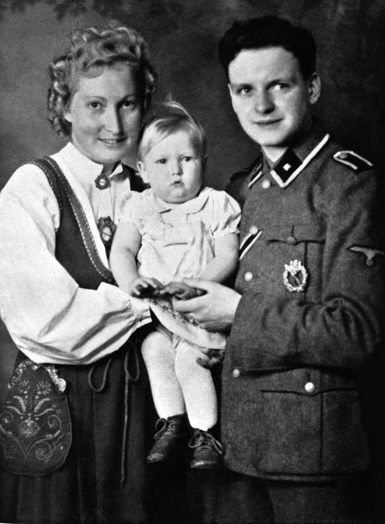 Німецькі батьки з дівчинкою, всиновленою за проєктом Lebensborn в одному з центрів у Німеччині в роки Другої світової війни