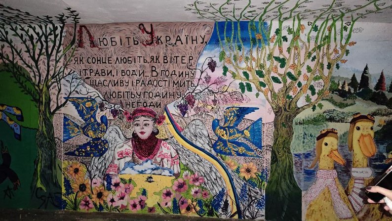 "Ідеї мені підказує життя". У Первомайську відкрили виставку художниці Яни Світлик