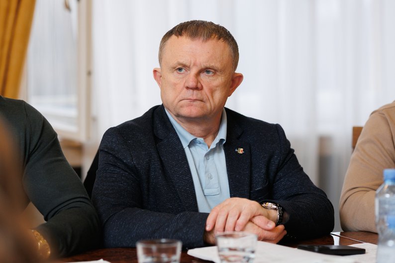Як часто і до яких країн їздять у відрядження за кордон депутати Закарпатської обласної ради