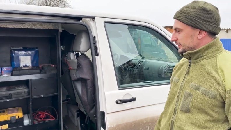 Волинський прикордонник ремонтує автомобілі в прифронтовій зоні