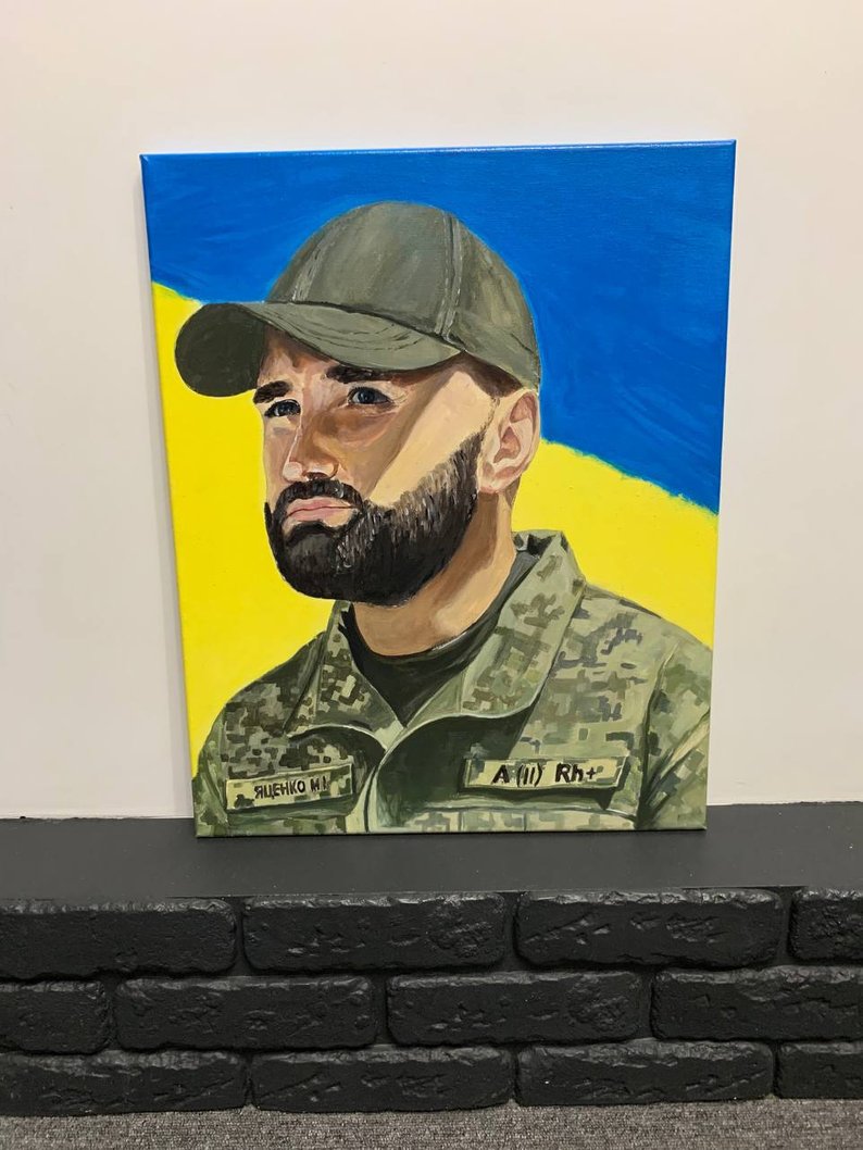 Зібрав майже мільйон гривень для ЗСУ: як волонтер із Житомира, який малює з пензликом у зубах, допомагає армії Зібрав майже мільйон гривень для ЗСУ: як волонтер із Житомира, який малює з пензликом у зубах, допомагає армії