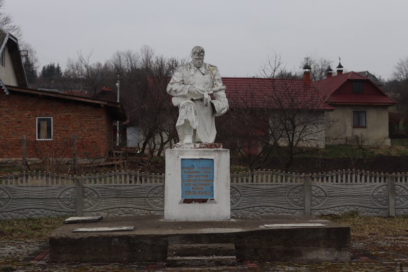 Пам'ятник в селі Пилипи на Франківщині