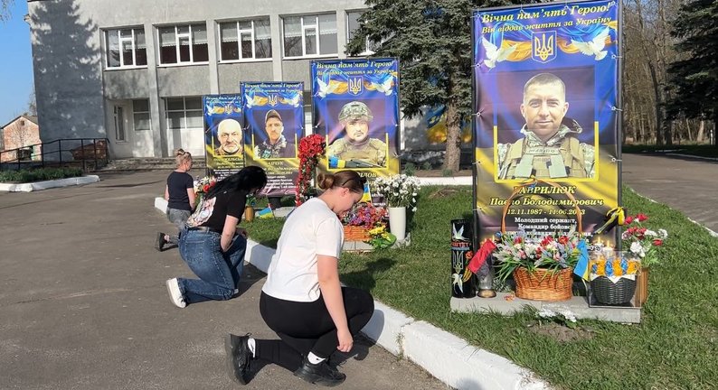 Розписані гільзи встановили біля портретів загиблих військових у громаді на Рівненщині