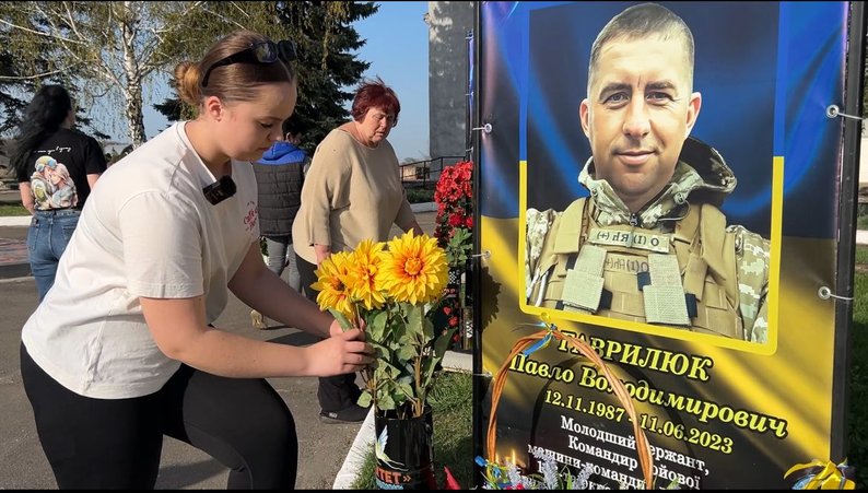 Розписані гільзи встановили біля портретів загиблих військових у громаді на Рівненщині