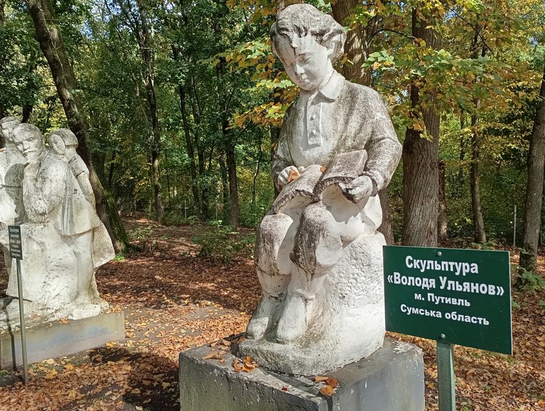 На Сумщині зберігають демонтовані радянські пам’ятники. Розповідаємо їх історії