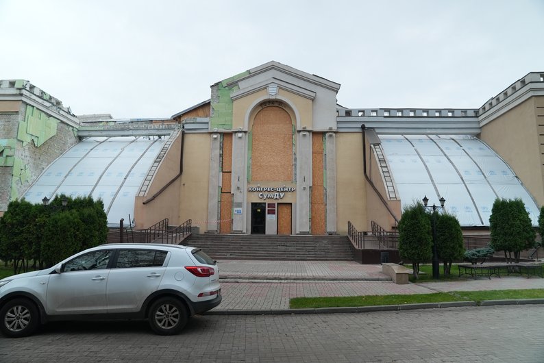 У Сумах демонтують частину пошкодженого ракетною атакою корпусу СумДУ