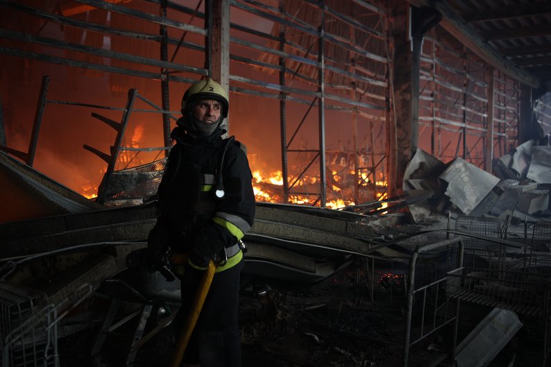 Росіяни вдарили двома КАБами по будівельному гіпермаркету в Харкові: є загиблі та поранені