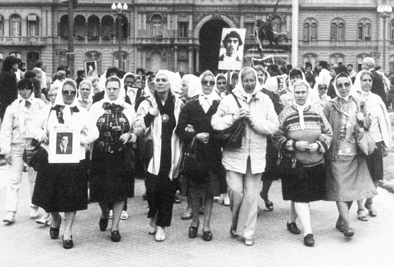 «Бабусі Пласа-де-Майо», жінки, чиї діти зникли безвісти під час "Брудної війни", пройшли маршем перед Будинком уряду в Буенос-Айресі. Аргентина, 12 грудня 1985 року