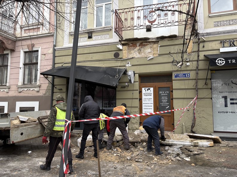 Біля обваленого балкона на Героїв Майдану у Чернівцях розчищають тротуар для безпечного проходу пішоходів