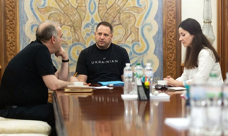 Інна Кардаш разом з директором "Інтерфакс-Україна" Олександром Мартиненком бере інтервʼю у голови Офісу президента Андрія Єрмака. Київ, серпень 2022 року