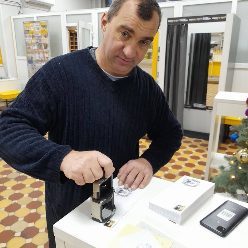 На новій марці до 130-річчя від дня народження Бориса Лятошинського зображена картина художника з Житомира Юрія Дубініна На новій марці до 130-річчя від дня народження Бориса Лятошинського зображена картина художника з Житомира Юрія Дубініна