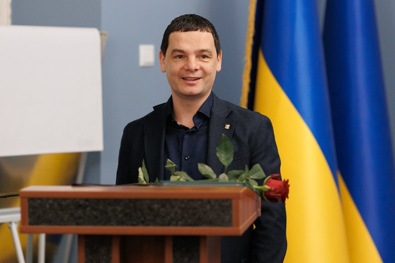 Як часто і до яких країн їздять у відрядження за кордон депутати Закарпатської обласної ради