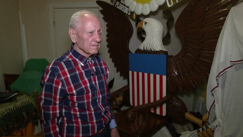 "Трамп знає про це": дерев'яний трон президенту США пропонує майстер з Рівного