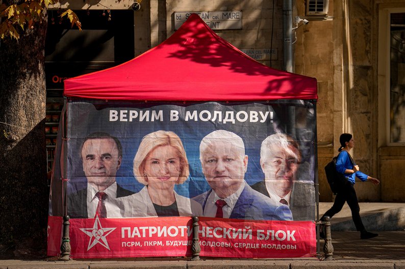 Передвиборчий намет "Патріотичного блоку" з гаслом "Віримо в Молдову» у Кишиневі, 23 вересня 2025 року