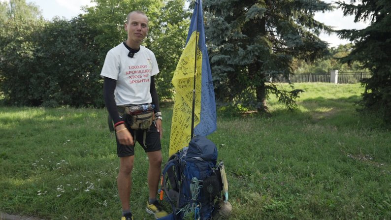 Понад 1200 км заради збору на протези військовим: у Вінниці побував волонтер "Спільнокроку" Артем Єрохін