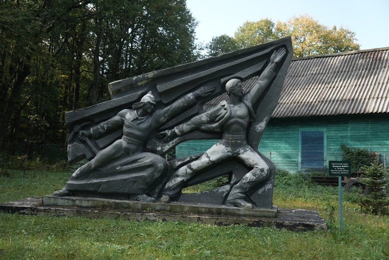 На Сумщині зберігають демонтовані радянські пам’ятники. Розповідаємо їх історії