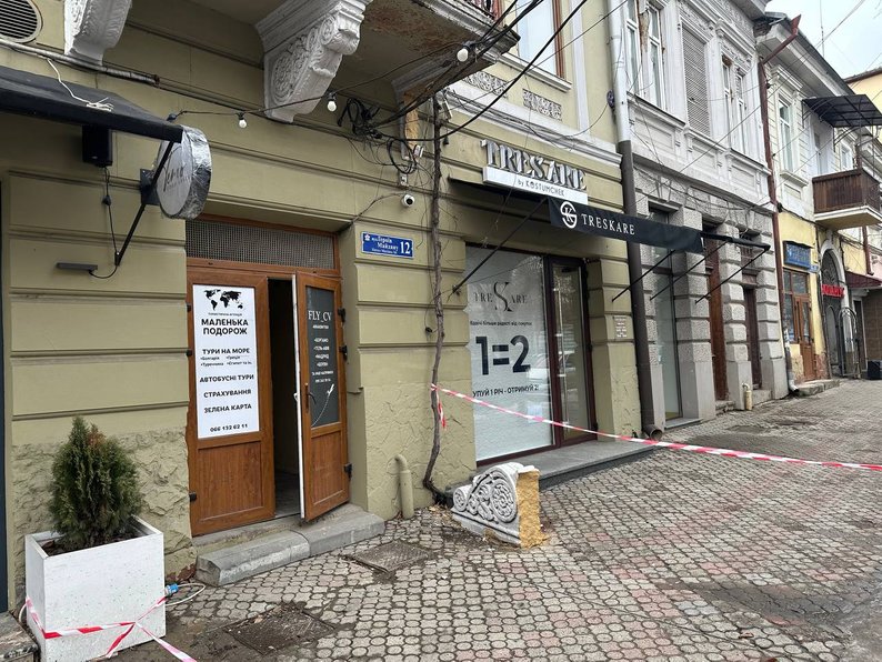 У центрі Чернівців на вулиці Героїв Майдану обвалився балкон