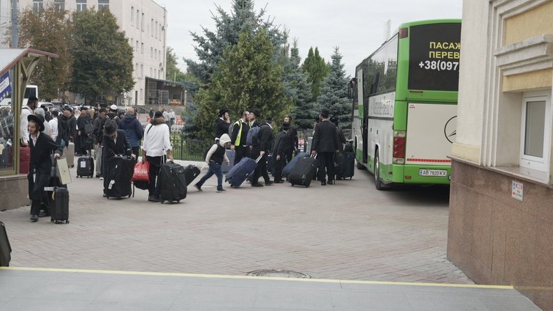 У Вінниці зустрічали хасидів, які прямують на святкування Рош га-Шана