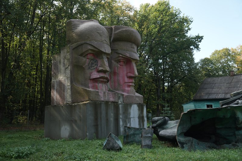 На Сумщині зберігають демонтовані радянські пам’ятники. Розповідаємо їх історії