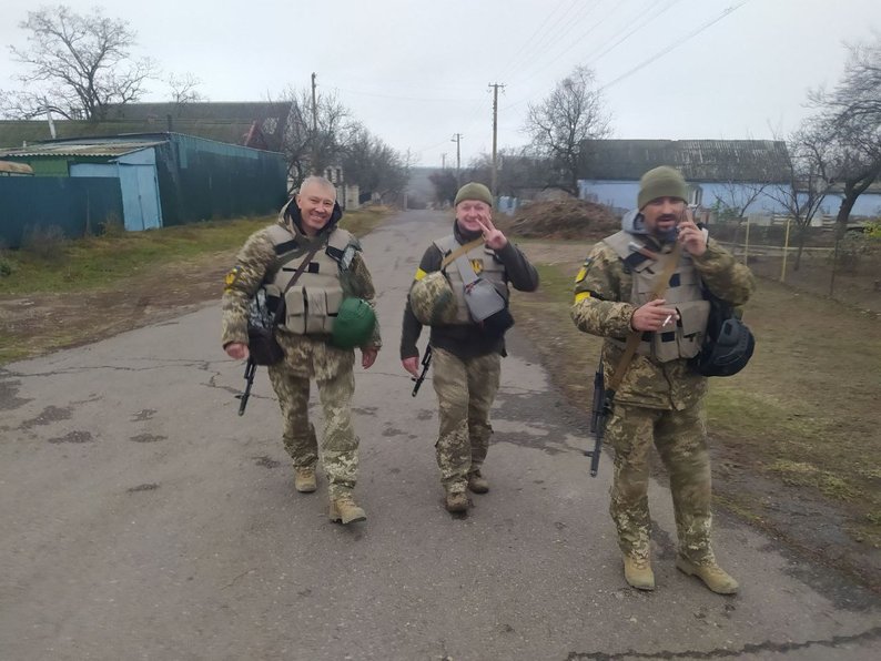 Військовослужбовець Миколаївського обласного ТЦК та СП Сергій (праворуч) разом з побратимами