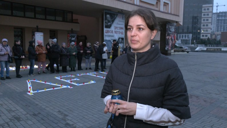 У Дніпрі лампадками виклали напис "Діти": роковини удару по драмтеатру в Маріуполі
