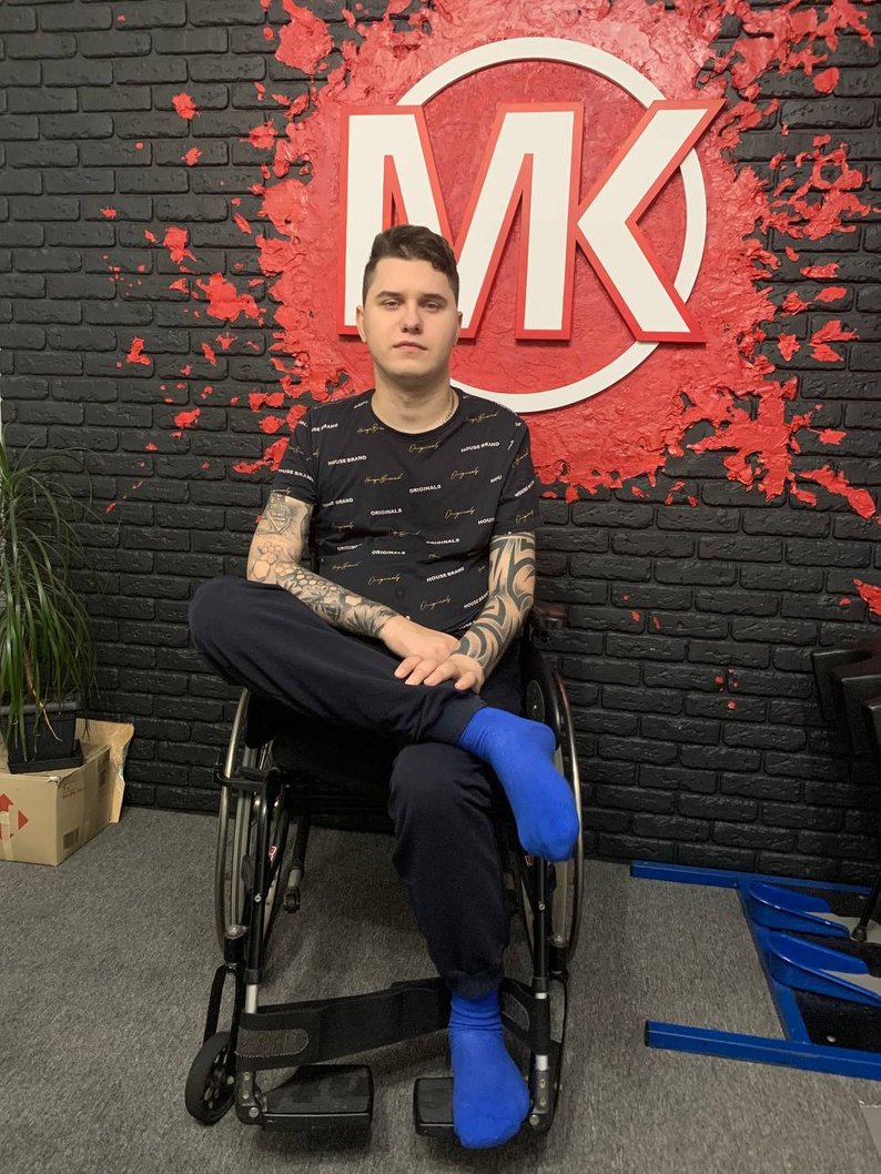 Зібрав майже мільйон гривень для ЗСУ: як волонтер із Житомира, який малює з пензликом у зубах, допомагає армії Зібрав майже мільйон гривень для ЗСУ: як волонтер із Житомира, який малює з пензликом у зубах, допомагає армії