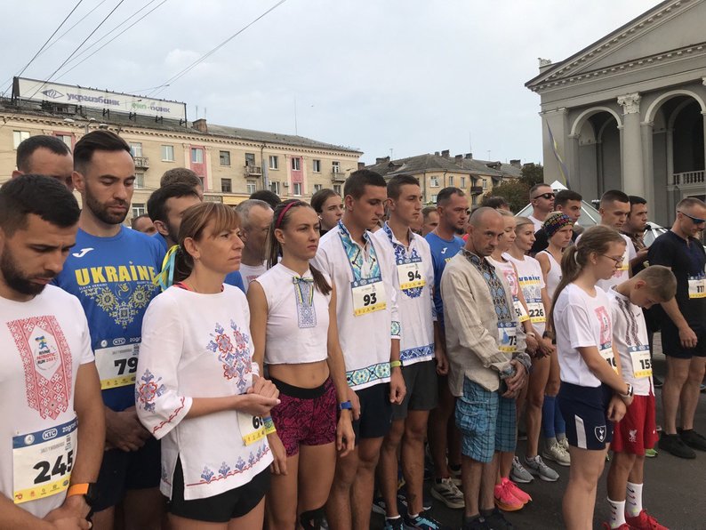 У Рівному провели благодійний забіг у вишиванках У Рівному провели благодійний забіг у вишиванках