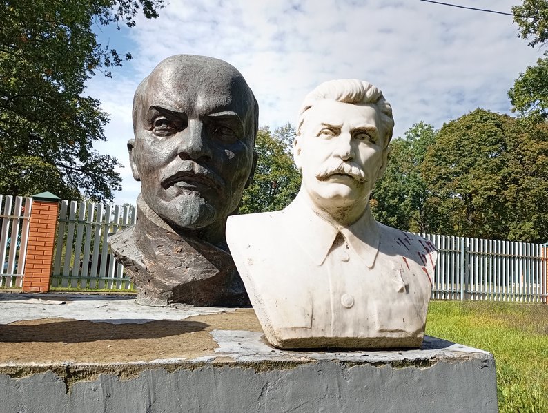 На Сумщині зберігають демонтовані радянські пам’ятники. Розповідаємо їх історії