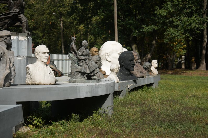 На Сумщині зберігають демонтовані радянські пам’ятники. Розповідаємо їх історії