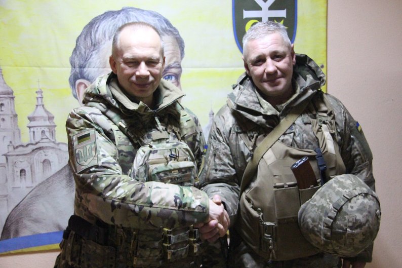 Військова та військовий з Бахмута отримали нагороди за мужність від командувача Олександра Сирського