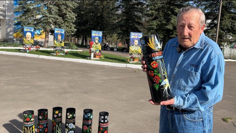 Розписані гільзи встановили біля портретів загиблих військових у громаді на Рівненщині