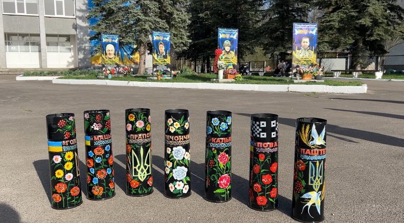 Розписані гільзи встановили біля портретів загиблих військових у громаді на Рівненщині