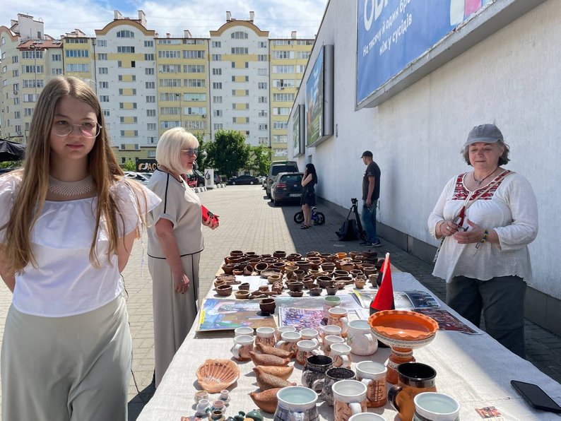 Ретро-автомобілі та мотоцикли: у Франківську провели автодень "На колесах"
