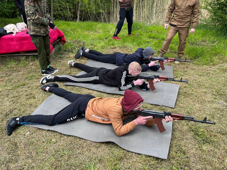 Володіння зброєю і психологічні техніки: для школярів волинського ліцею організували військовий вишкіл