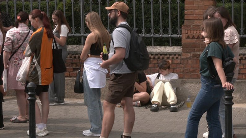 Отримали на сім тисяч заяв більше, ніж минулого року: абітурієнти по декілька годин чекають у черзі біля ЧНУ
