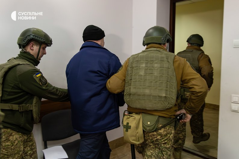 Охоронці виводять полоненого російського військового 40-ї окремої бригади морської піхоти Збройних сил РФ Володимира Іванова, якого засудили 20 лютого за розстріл двох українських військовополонених у Курській області у січні 2025 року