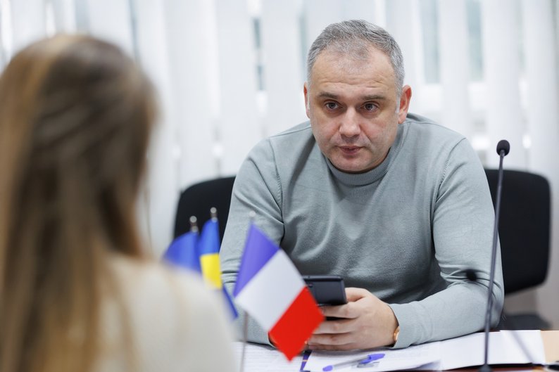 Як часто і до яких країн їздять у відрядження за кордон депутати Закарпатської обласної ради